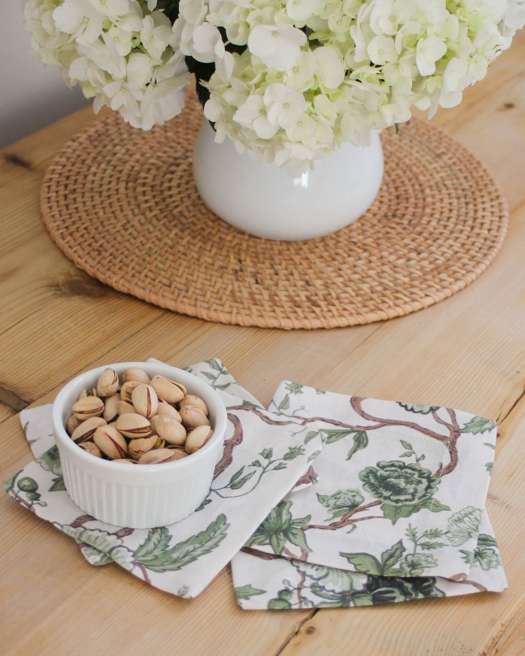 Floral cocktail napkins set of 4 in cotton, perfect for serving drinks, appetizers, and elegant entertaining.