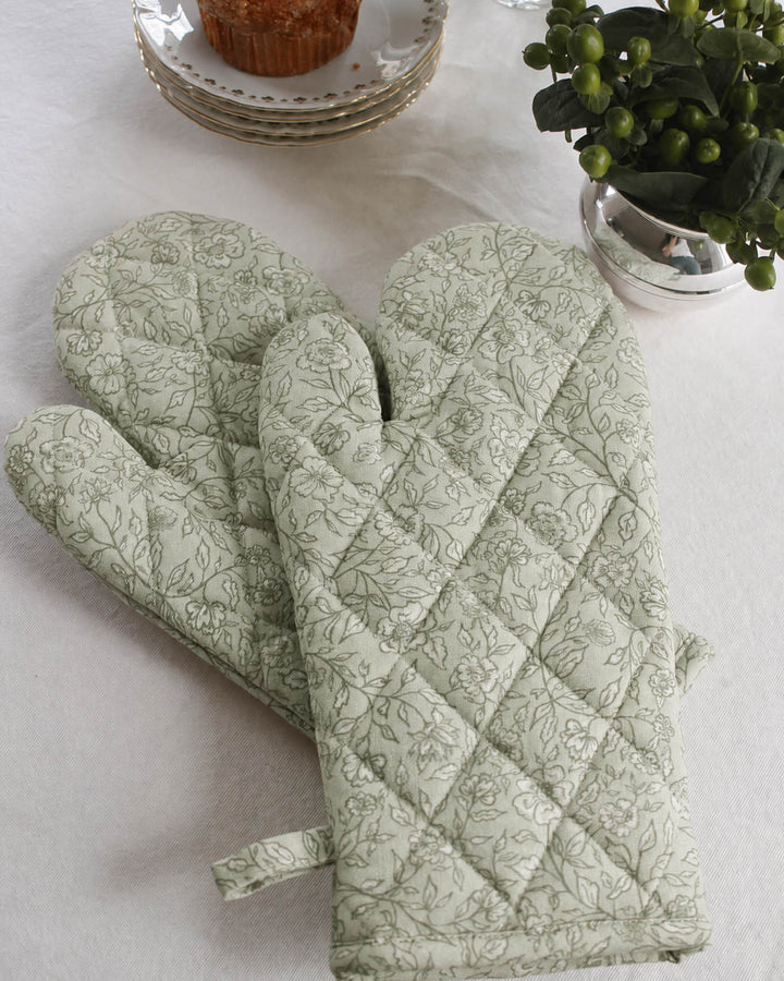 Floral oven mitt crafted from padded cotton with a convenient hanging loop, perfect for everyday cooking and seasonal baking.