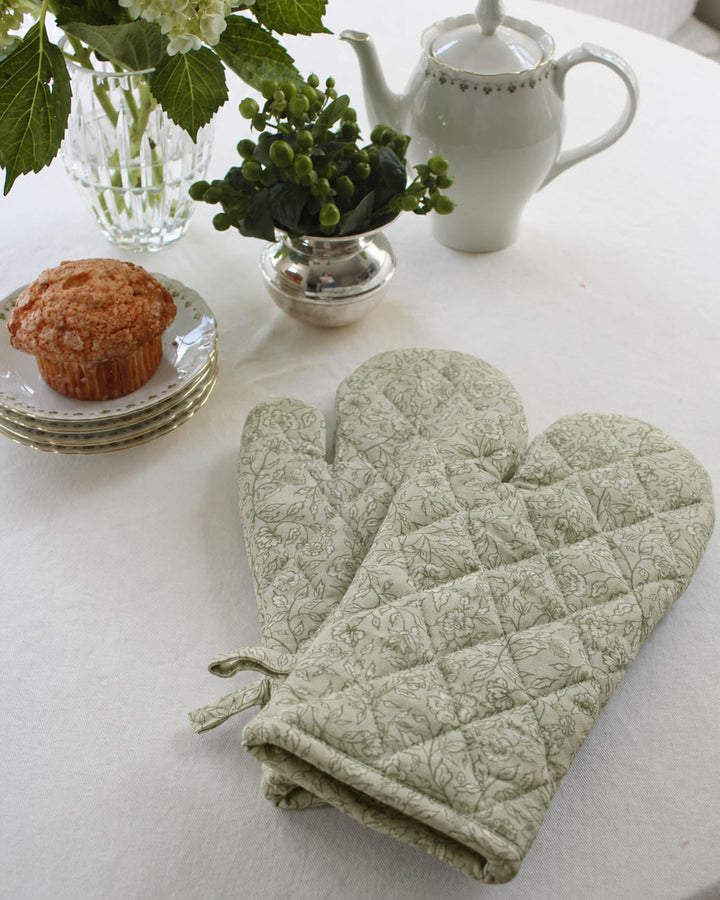 Cotton oven mitt with a quilted finish and hanging loop, adding a beautiful and functional touch to classic kitchen décor.