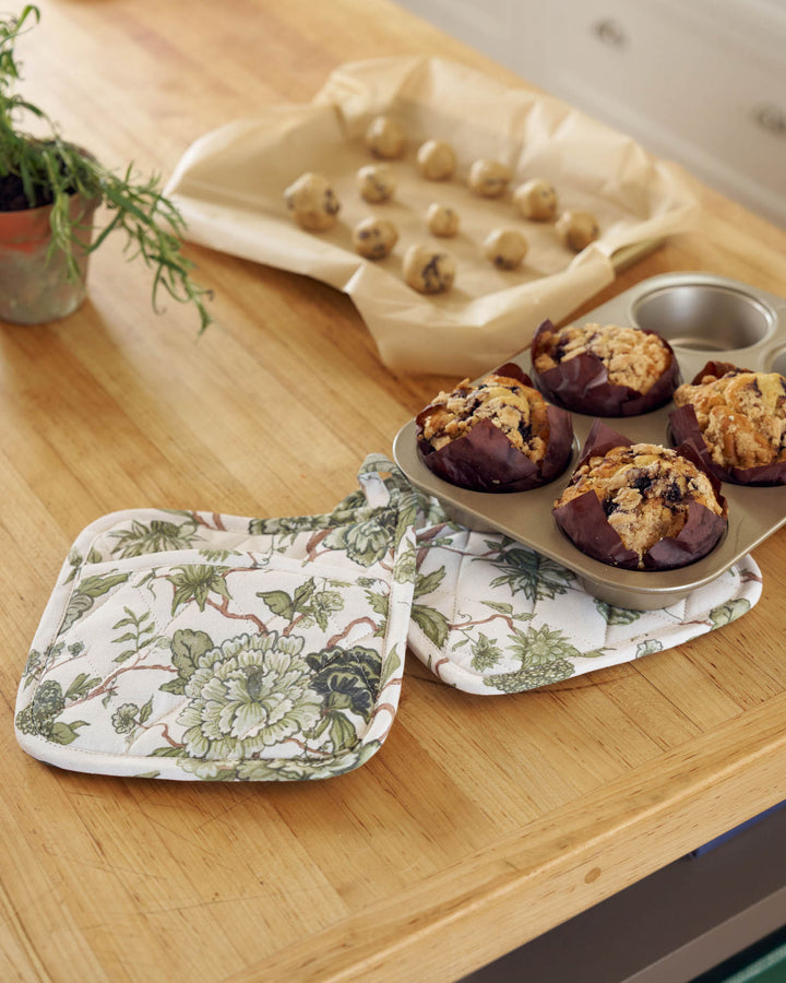 Florence pot holder set in green floral cotton, quilted and heat-resistant, designed for everyday cooking and baking.