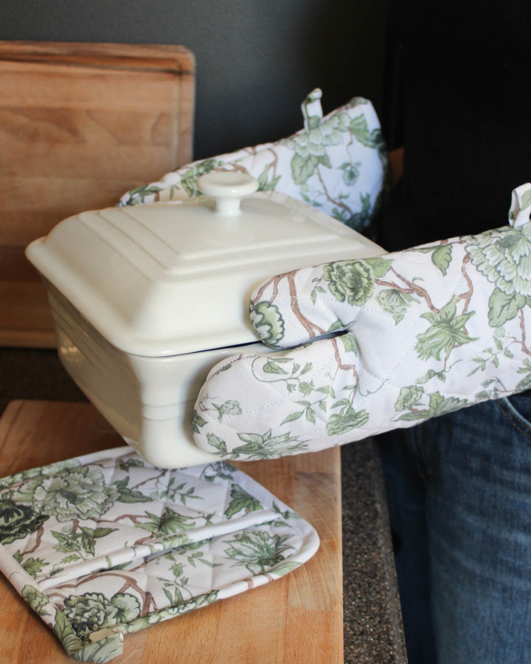 Heat-resistant floral oven mitt set, perfect for baking bread, handling hot dishes, and entertaining guests.