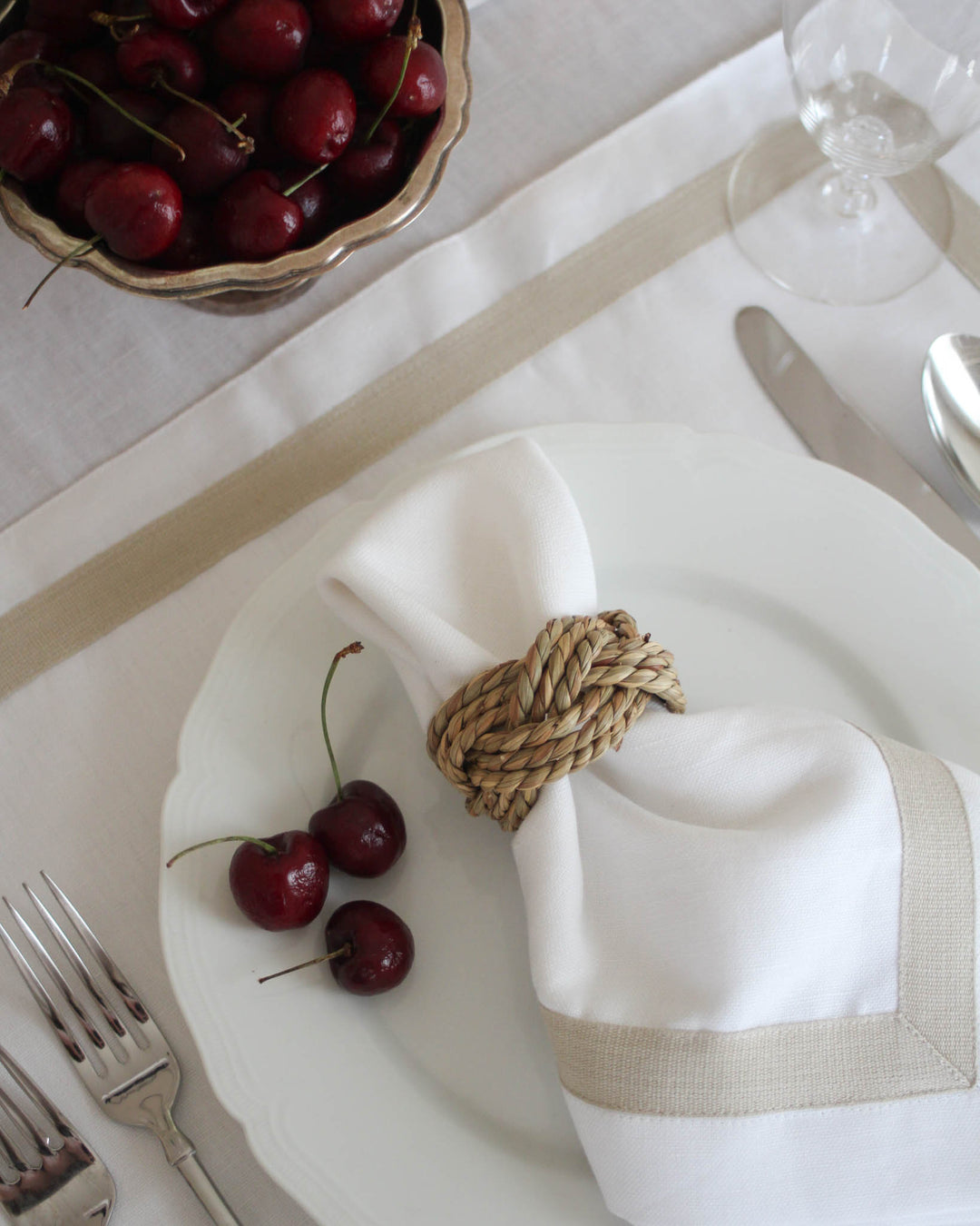 Surprise Mom this Mothers Day with our charming vintage-inspired braided rope napkin rings, crafted from a natural blend of cotton and jute. This set of 4 adds a rustic touch to her dining table, perfect for hosting family gatherings