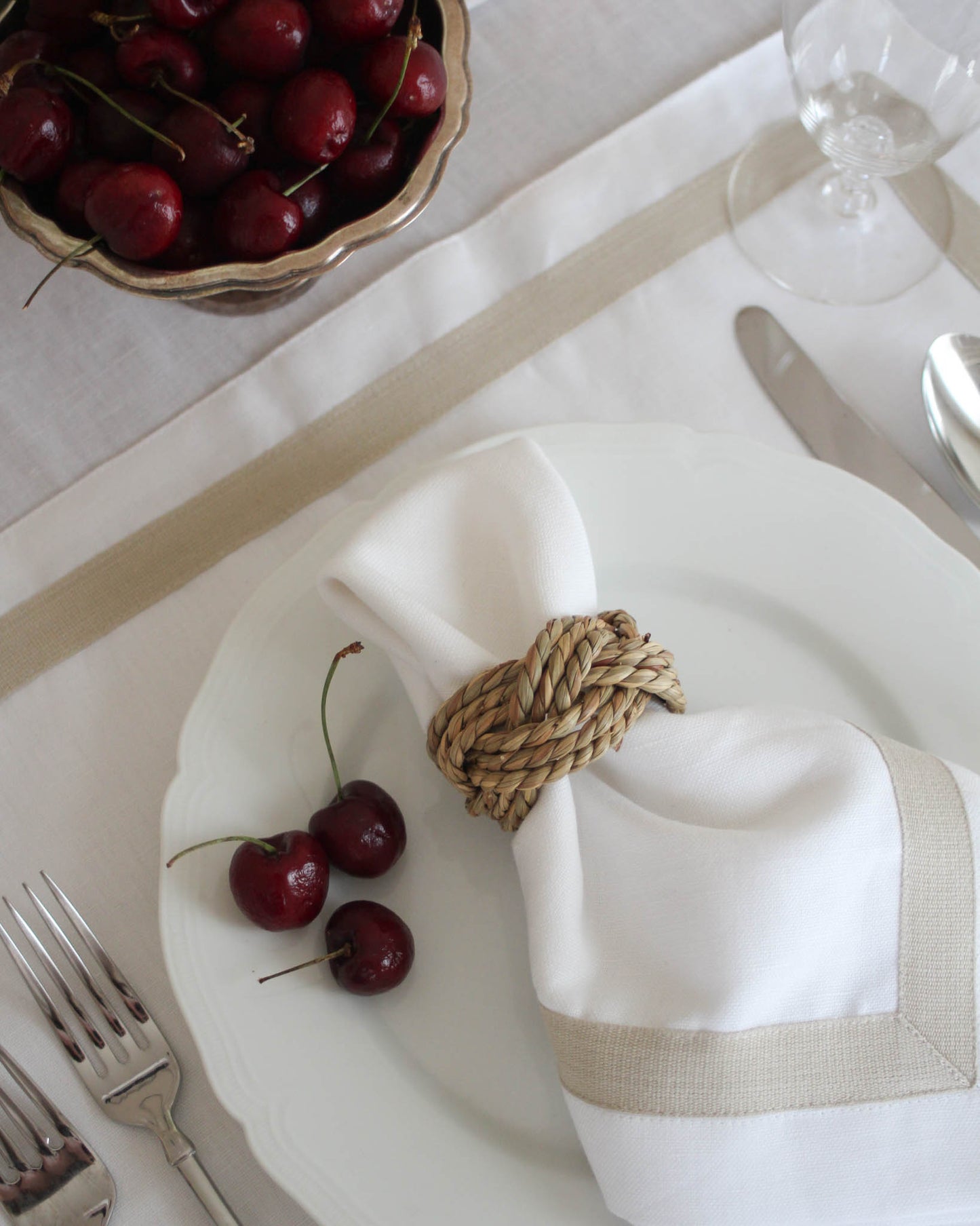 Surprise Mom this Mothers Day with our charming vintage-inspired braided rope napkin rings, crafted from a natural blend of cotton and jute. This set of 4 adds a rustic touch to her dining table, perfect for hosting family gatherings