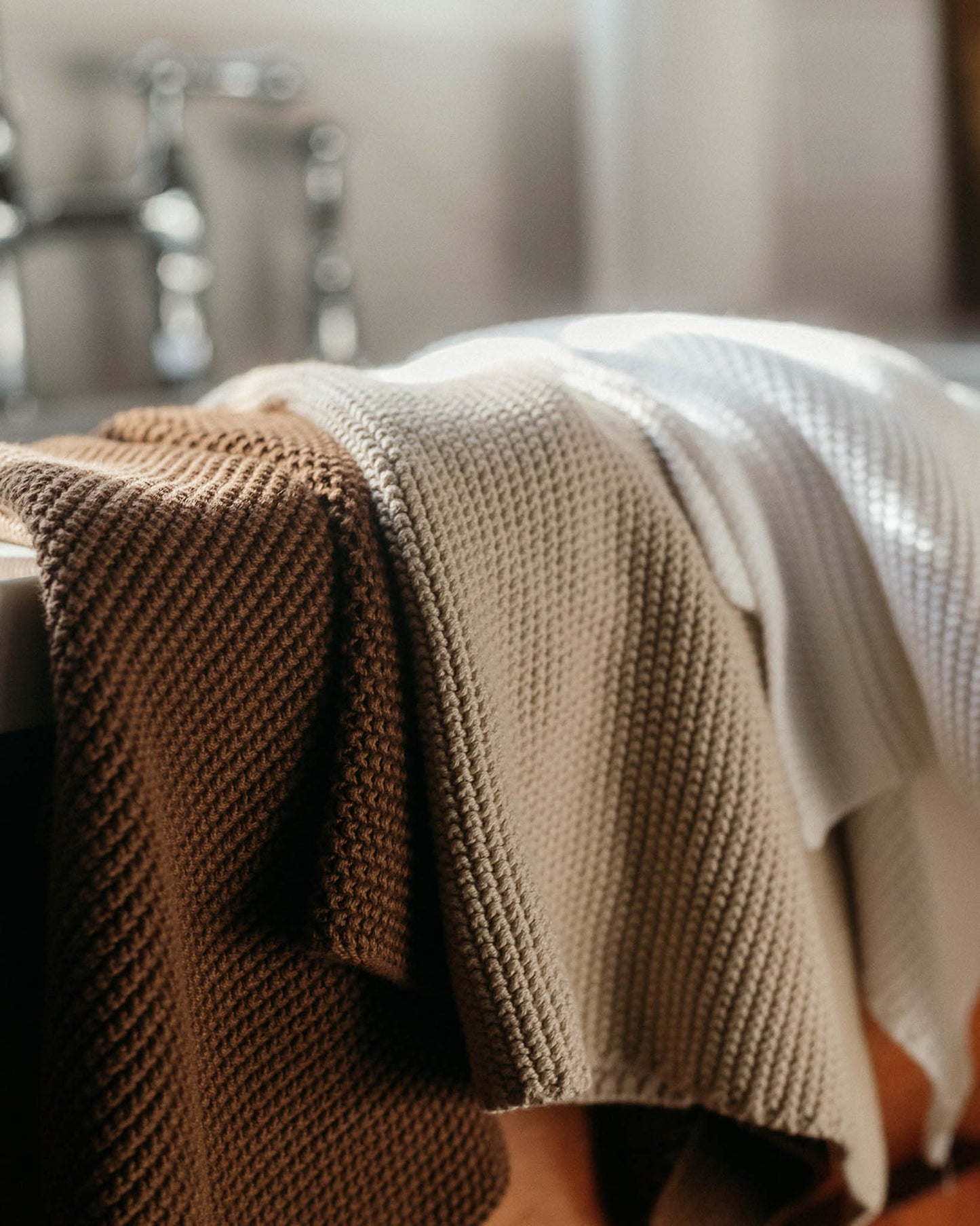 Elegant white knitted towel set of 3. Perfect for everyday use, this soft and reusable towel is ideal for the kitchen, bathroom, or as a stylish hand and face towel