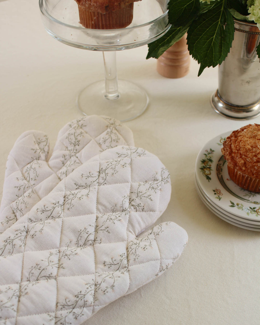 Botanical print oven mitt with padded quilting, ideal for home cooks, bakers, hostess gifts, and everyday kitchen use.