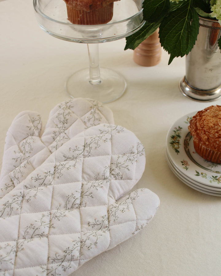 Botanical print oven mitt with padded quilting, ideal for home cooks, bakers, hostess gifts, and everyday kitchen use.