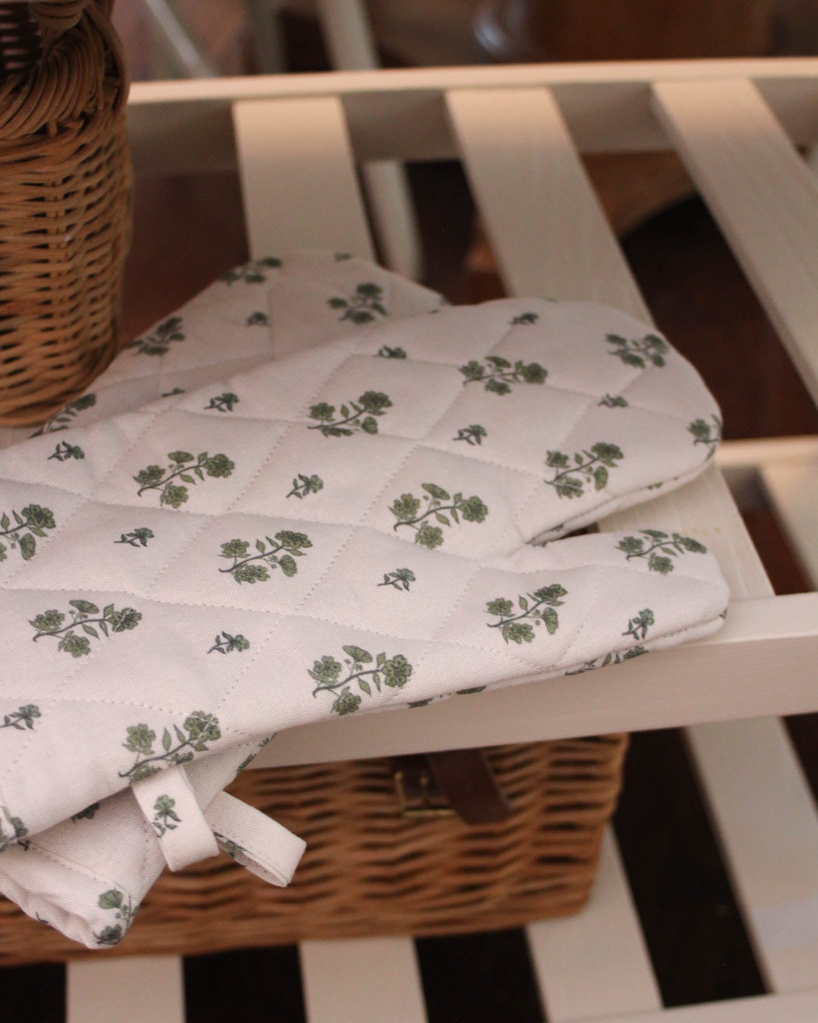 Quilted floral oven mitt set, crafted from 100% cotton, a practical yet beautiful Christmas gift for bakers and hosts.