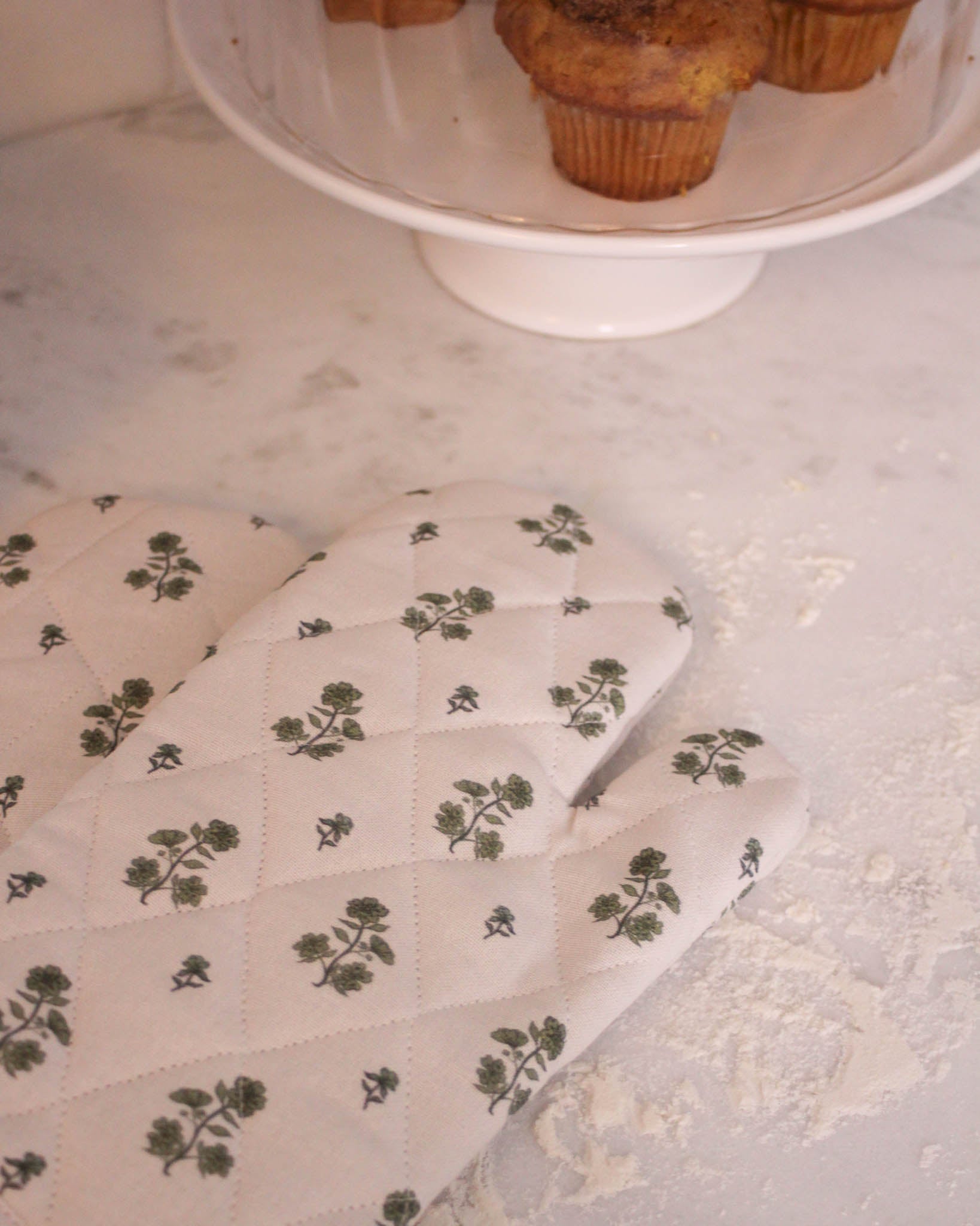 Durable quilted oven mitt set in a charming floral pattern, insulated for heat resistance and everyday use.