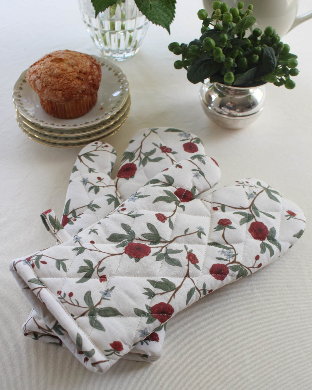 Christmas oven mitt in a hand-drawn botanical print, ideal for baking cookies, preparing holiday meals, and adding festive color to the kitchen.