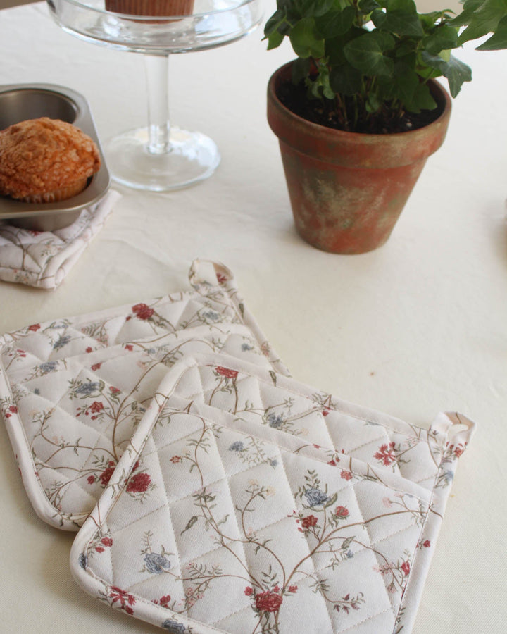 Decorative cotton pot holder featuring a timeless floral pattern, ideal for everyday cooking, seasonal baking, and thoughtful hostess gifts.