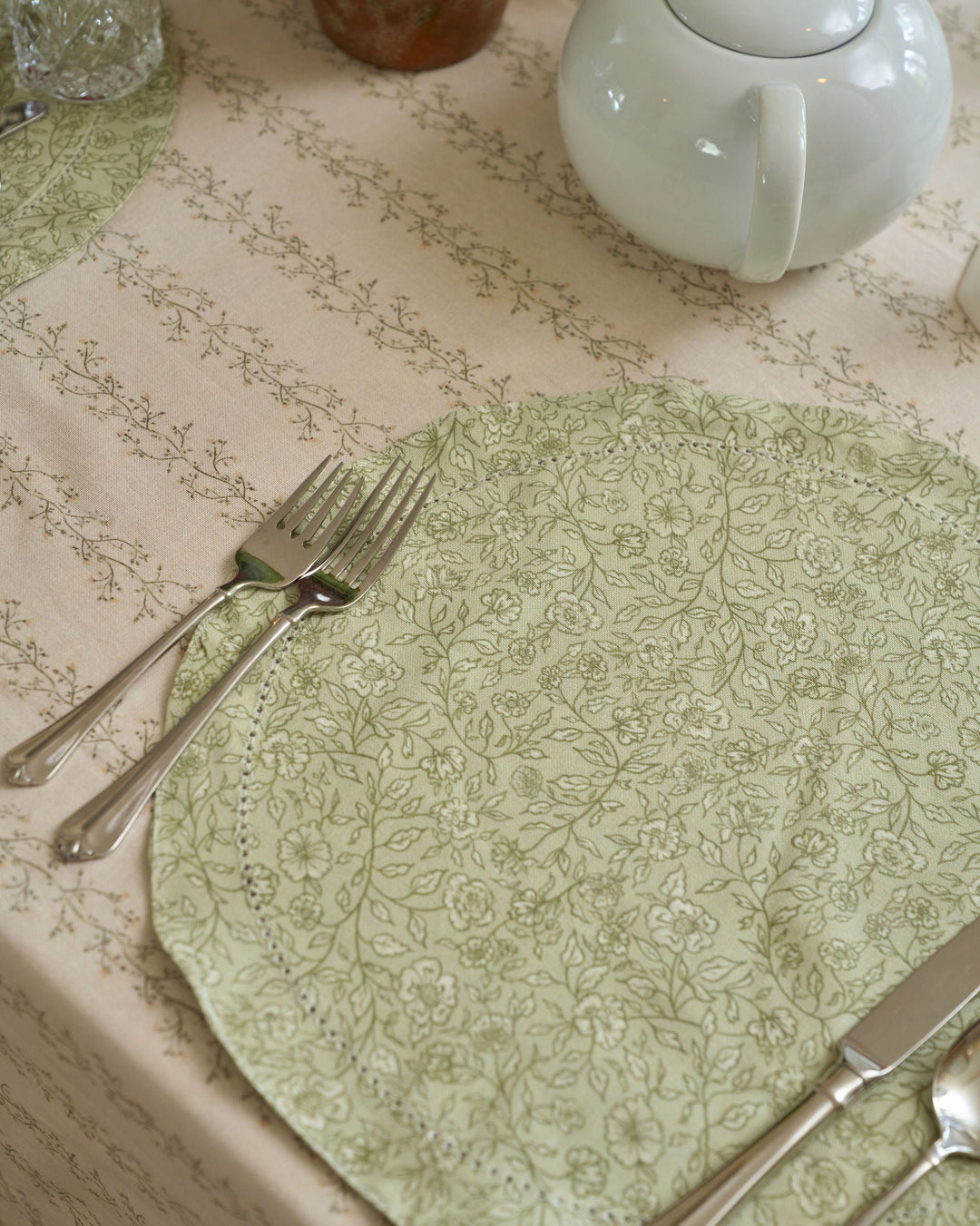 Sage green botanical placemats styled for neutral holiday decor, autumn entertaining, spring gatherings, and classic English countryside tables.