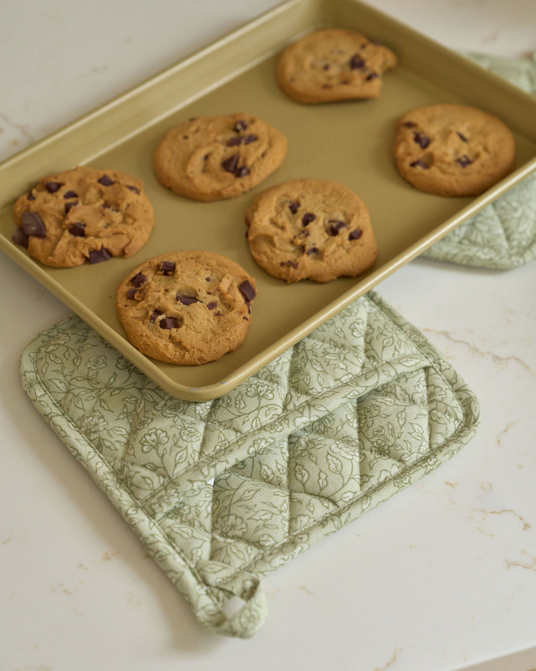 Garden Fields sage green floral cotton pot holder set with quilted construction and heat-resistant lining for everyday cooking, fall baking, Thanksgiving meal preparation, Christmas kitchens, holiday hosting, hostess gifts, housewarmings, and year-round use.