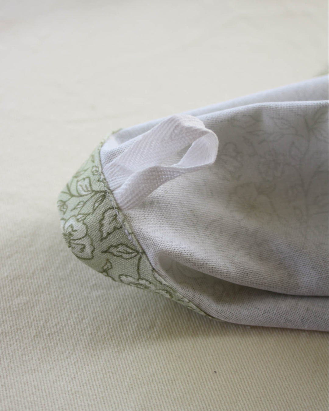 Green floral kitchen towel with a classic botanical design, perfect for cooking, cleanup, and thoughtful hostess gifts.
