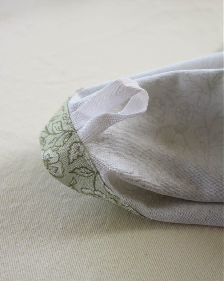 Green floral kitchen towel with a classic botanical design, perfect for cooking, cleanup, and thoughtful hostess gifts.