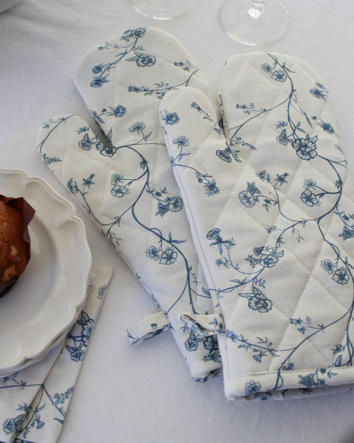 Set of 2 Garden Vine oven mitts in cotton with hand-drawn blue floral print, a refined choice for cooking, serving, and entertaining.