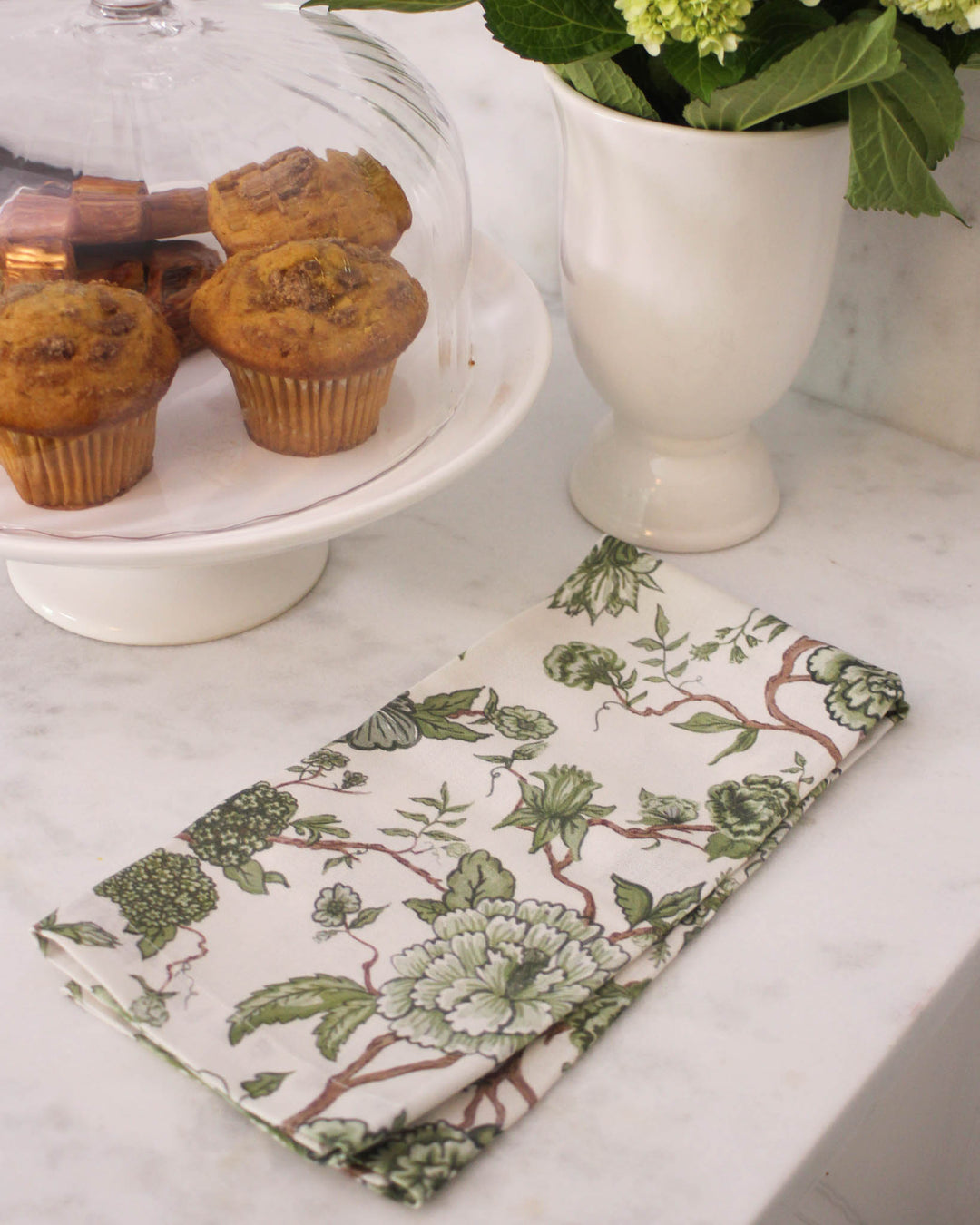Hand-drawn floral kitchen towel, perfect for sourdough bread, drying, and everyday kitchen routines.