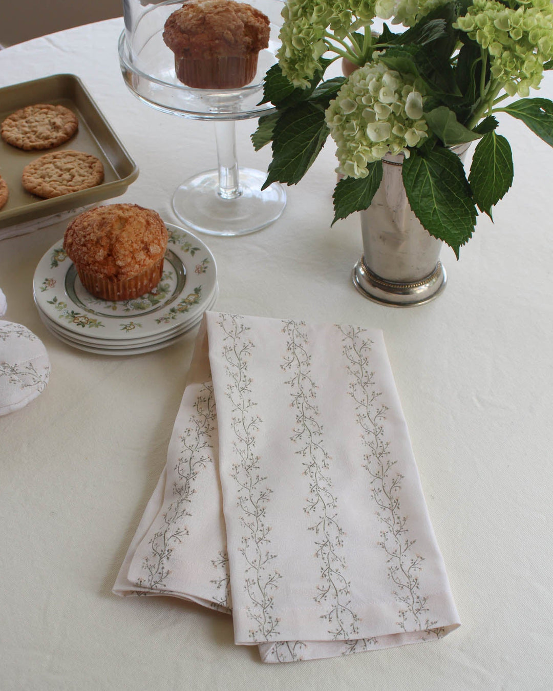 Decorative kitchen tea towel featuring a timeless floral pattern, ideal for seasonal entertaining, hostess gifts, and housewarmings.
